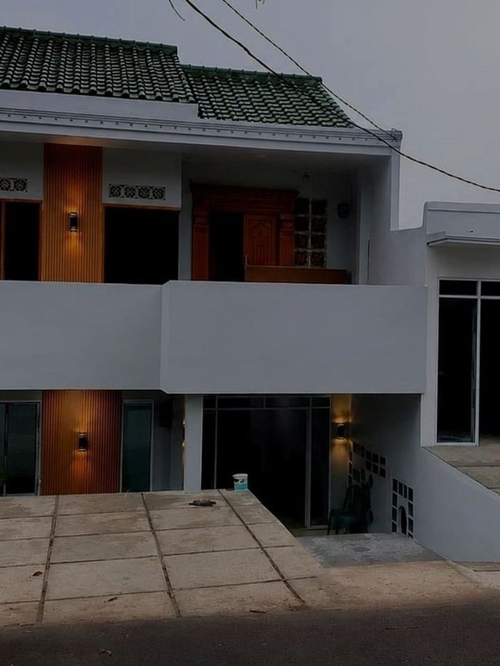 Rumah dua lantai hasil renovasi fasad