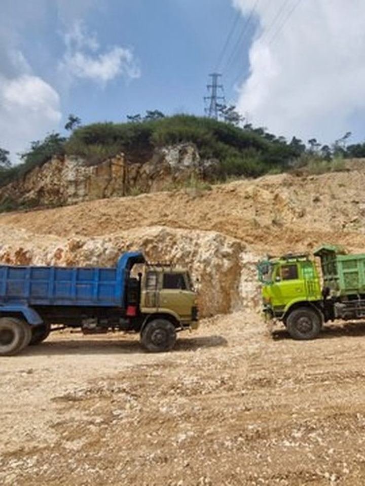 Truk angkut di lokasi tambang terbuka