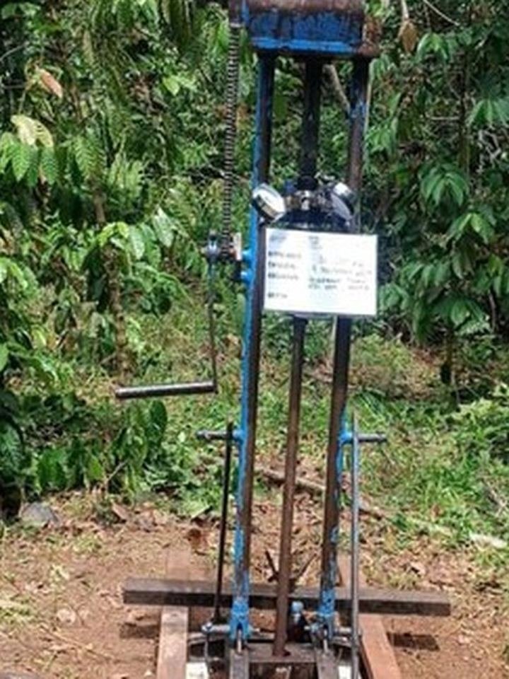 Stasiun pemantauan terpasang di lapangan